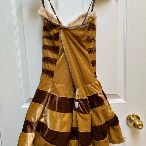 Woman’s Halloween costume size Medium - Picture 3 of 3